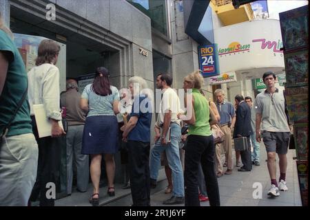 Crise bancaire en Argentine, gros signaux qui se sont empais de réclamer des dépôts, Buenos Aires, décembre 2001 Banque D'Images