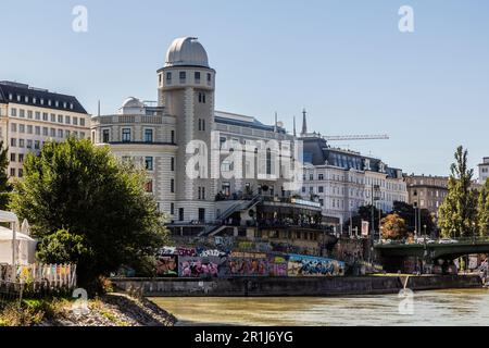 VIENNE, AUTRICHE - 9 SEPTEMBRE 2021 : Observatoire Urania à Vienne, Autriche Banque D'Images