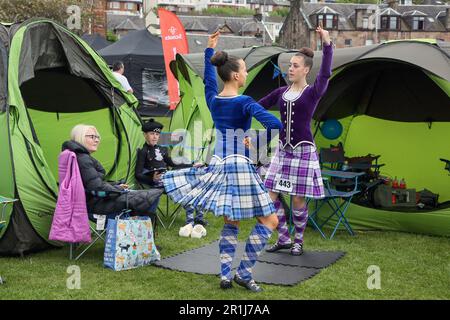 Gourock, Royaume-Uni. 14th mai 2023. Les premiers Jeux des Highlands de la saison 2023 ont eu lieu à Battery Park, Gourock, en Écosse, lorsque des concurrents de Scottish Country Dancing, Pipe Band et des concours traditionnels 'Scottish Highland Heavy' ont eu lieu. Deux concurrents de danse s'entraînent avant la compétition. Crédit : Findlay/Alay Live News Banque D'Images