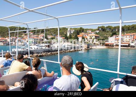 Prvic Luka, Croatie - 22 juillet 2022: Passagers assis sur une terrasse d'un ferry de Jadrolinija, vue arrière Banque D'Images