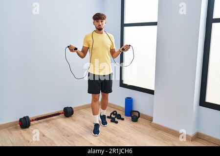 Homme arabe avec formation de barbe avec corde de saut enfoncé et s'inquiéter de la détresse, pleurant en colère et peur. expression triste. Banque D'Images