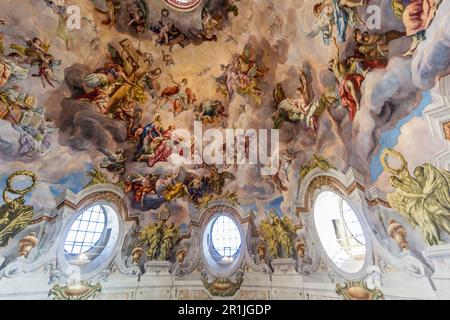 VIENNE, AUTRICHE - 9 SEPTEMBRE 2021 : détail du dôme de Karlskirche (église Saint-Charles) à Vienne, Autriche Banque D'Images