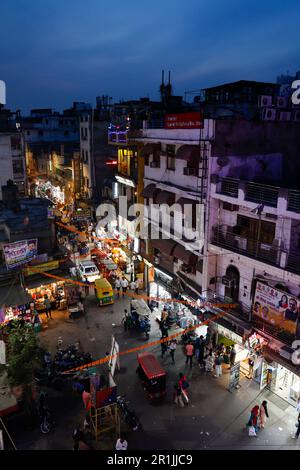 Vue surélevée de main Bazar Road à Paharganj, New Delhi, Inde Banque D'Images