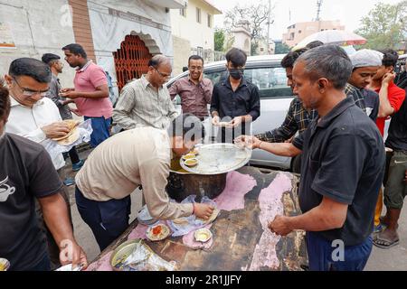 Une association caritative locale distribue gratuitement de la nourriture aux personnes défavorisées de New Delhi, en Inde Banque D'Images