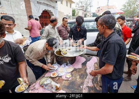 Une association caritative locale distribue gratuitement de la nourriture aux personnes défavorisées de New Delhi, en Inde Banque D'Images