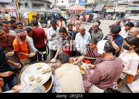 Une association caritative locale distribue gratuitement de la nourriture aux personnes défavorisées de New Delhi, en Inde Banque D'Images