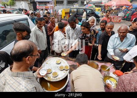 Une association caritative locale distribue gratuitement de la nourriture aux personnes défavorisées de New Delhi, en Inde Banque D'Images