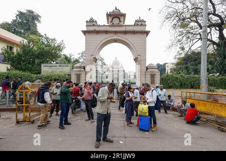 Ramakrishna Mission de la charité de New Delhi distribuant de la nourriture gratuite pour les défavorisés en face de l'Ashram à New Delhi, en Inde Banque D'Images