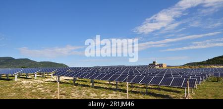 Champs de panneaux photovoltaïques pour la production d'énergie solaire à Ferrassières en haute Provence Banque D'Images