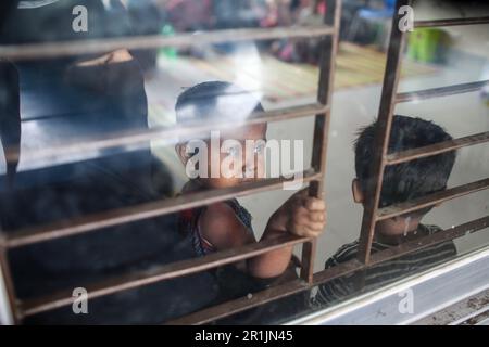 Dhaka, Bangladesh. 14th mai 2023. Les femmes et les enfants s'abritent sur l'île de Shahpori, à la périphérie de Teknaf, devant la chute du Cyclone Mocha. On a demandé au port maritime de Cox's Bazar et de Shahpori Island de lever le signal de mise en garde (signal de grand danger) 10 alors que le cyclone Mocha s'est intensifié dans une tempête cyclonique extrêmement grave au-dessus de la baie centrale est du Bengale. (Credit image: © Abu Sufian Jewel/ZUMA Press Wire) USAGE ÉDITORIAL SEULEMENT! Non destiné À un usage commercial ! Banque D'Images