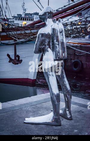La statue d'argent Dykkaren d'un plongeur dans le terminal de ferry à Oslo, Norvège Banque D'Images