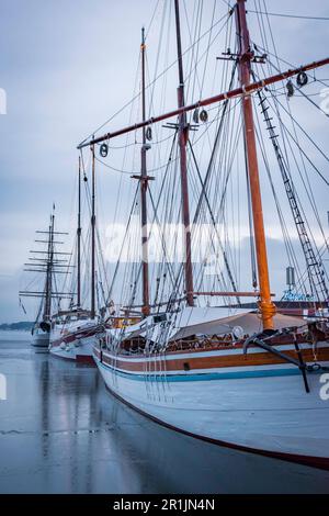 Yachts garés dans la marina en hiver vus du côté à Oslo Banque D'Images