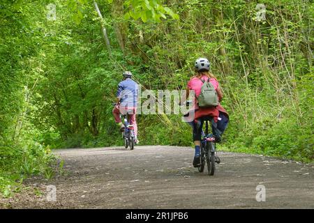 Deux cyclistes sur le Sett Valley Trail, Derbyshire Banque D'Images