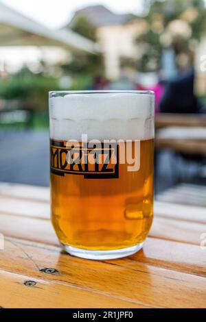 OLOMOUC, TCHÉQUIE - 10 SEPTEMBRE 2021 : verre de bière Moritz tchèque à Olomouc, République tchèque Banque D'Images