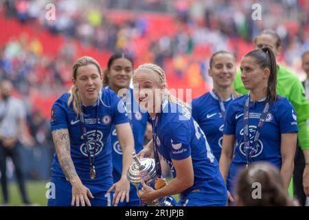 Londres, Royaume-Uni. 14th mai 2023. Pernille Harder (Chelsea 23) célèbre avec le trophée après le match de finale de la coupe Vitality Womens FA entre Chelsea et Manchester United au stade Wembley, Londres. (Tom Phillips/SPP) crédit: SPP Sport Press photo. /Alamy Live News Banque D'Images