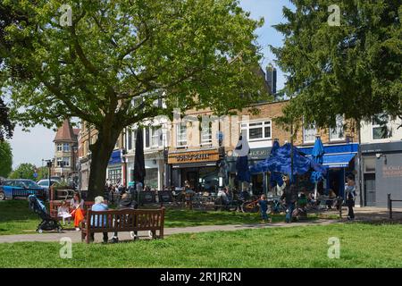 Bars et restaurants sur le green à Winchmore Hill, dans le nord de Londres, à la fin du printemps Banque D'Images