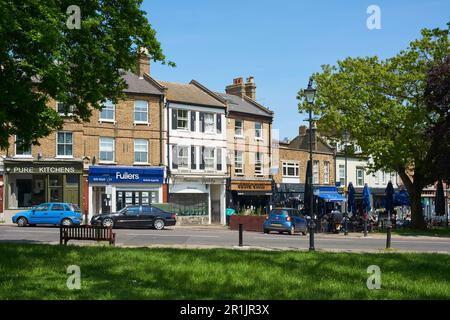 The Green at Winchmore Hill, North London, Royaume-Uni, avec des boutiques et des restaurants Banque D'Images