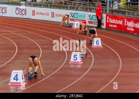 PLZEN, TCHÉQUIE - 28 AOÛT 2021: Coureurs aux Championnats d'athlétisme tchèques de moins de 22 ans au stade d'athlétisme de Plzen (Pilsen), République Tchèque Banque D'Images