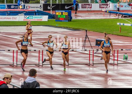 PLZEN, TCHÉQUIE - 28 AOÛT 2021: Haies aux Championnats d'athlétisme tchèques de moins de 22 ans au stade d'athlétisme de Plzen (Pilsen), Tchèque Banque D'Images
