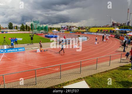 PLZEN, TCHÉQUIE - 28 AOÛT 2021: Coureurs aux Championnats d'athlétisme tchèques de moins de 22 ans au stade d'athlétisme de Plzen (Pilsen), République Tchèque Banque D'Images