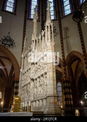 Basilica di San Francesco alterpièce sculptée par les Vénitiens Jacobello et Pier Paolo dalle Masegne, Bologne Banque D'Images