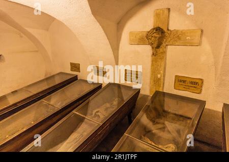 BRNO, TCHÉQUIE - 6 SEPTEMBRE 2021: Momies dans la crypte des Capucins à Brno, République Tchèque Banque D'Images