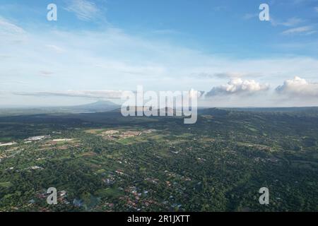 Volcan Masaya avec fumée sur paysage vert fond de drone aérienne veiw Banque D'Images