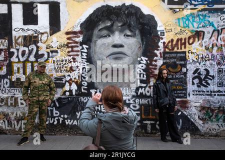 Moscou, Russie. 29th avril 2023. Les gens prennent des photos en arrière-plan le mur Tsoi dédié au chanteur et compositeur soviétique Viktor Tsoi dans la rue Arbat, dans le centre de Moscou, en Russie Banque D'Images
