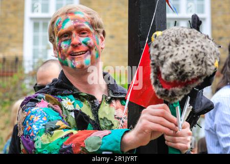 Londres, Royaume-Uni. 14th mai 2023. Un marionnettiste sourit aux visiteurs. Le festival annuel de mai Fayre & Puppet de Covent Garden 48th voit les marionnettistes se rassembler pour se produire dans le jardin de l'église St Paul (l'église de l'acteur). L'après-midi, vous pouvez voir des stands, des spectacles Punch et Judy et des activités pour toute la famille. Credit: Imagetraceur/Alamy Live News Banque D'Images