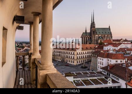 Vue sur la ville de Brno avec la cathédrale Saint-Laurent Peter et Paul, vus de la tour de l'hôtel de ville, République tchèque Banque D'Images