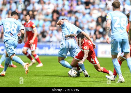 Coventry, Royaume-Uni. 14th mai 2023Alex Mowatt (4 Middlesbrough) challenegd par Viktor Gyokeres (17 Coventry City) pendant le championnat Sky Bet jouer demi-finale 1st Leg entre Coventry City et Middlesbrough à la Coventry Building Society Arena, Coventry le dimanche 14th mai 2023. (Photo : Kevin Hodgson | ACTUALITÉS MI) crédit : ACTUALITÉS MI et sport /Actualités Alay Live Banque D'Images