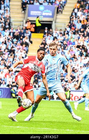 Coventry, Royaume-Uni. 14th mai 2023Chuba Akpom (29 Middlesbrough) défié par Callum Doyle (3 Coventry City) pendant le championnat Sky Bet jouer demi-finale 1st jambe entre Coventry City et Middlesbrough à l'arène Coventry Building Society Arena, Coventry le dimanche 14th mai 2023. (Photo : Kevin Hodgson | ACTUALITÉS MI) crédit : ACTUALITÉS MI et sport /Actualités Alay Live Banque D'Images