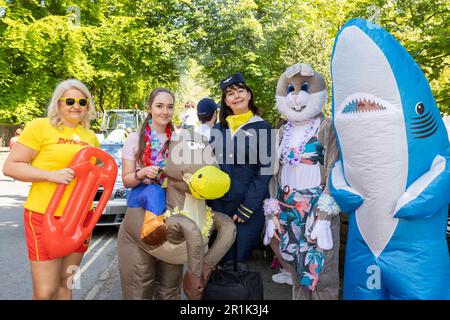 Lymm May Queen et Rose Queen 2023. Groupe de femmes pose dans une robe de fantaisie Banque D'Images