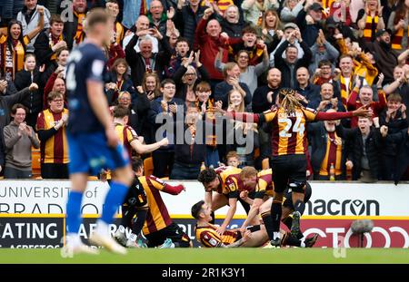 Jamie Walker, de Bradford City, célèbre le premier but de son équipe lors du match de la deuxième demi-finale du match de la première jambe de la Sky Bet League au stade de l'université de Bradford, à Bradford. Date de la photo: Dimanche 14 mai 2023. Banque D'Images