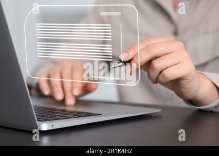 Concept de signature électronique. Femme travaillant sur un ordinateur portable à la table à l'intérieur, gros plan Banque D'Images