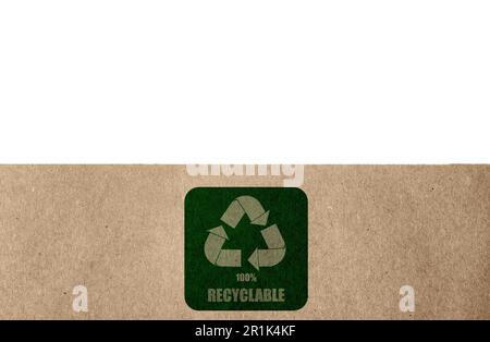 Sac en papier avec symbole de recyclage sur fond blanc. Forfait écologique Banque D'Images