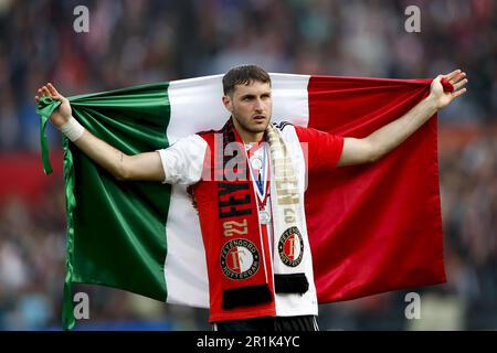 ROTTERDAM - Santiago Gimenez de Feyenoord avec le drapeau mexicain pendant le match de première ligue néerlandais entre Feyenoord et allez-y les aigles au stade de Kuip de Feyenoord sur 14 mai 2023 à Rotterdam, pays-Bas. ANP MAURICE VAN STONE Banque D'Images