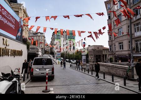 Istanbul, Turquie. 14th mai 2023. Bannières de campagne du candidat présidentiel Kemal Kilicdaroglu, le chef du Parti populaire républicain (CHP) de l'opposition, sur le pont de Galata à Karakoy, Istanbul, la veille des élections. Les élections présidentielles et législatives en Turquie ont commencé dimanche à 8 heures, heure locale. (Photo de Nicholas Muller/SOPA Images/Sipa USA) crédit: SIPA USA/Alay Live News Banque D'Images