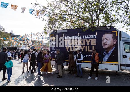 Istanbul, Turquie. 14th mai 2023. Bannières de campagne du parti CHP à Eminonu, Istanbul, la veille des élections. Les élections présidentielles et législatives en Turquie ont commencé dimanche à 8 heures, heure locale. (Photo de Nicholas Muller/SOPA Images/Sipa USA) crédit: SIPA USA/Alay Live News Banque D'Images