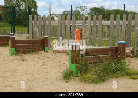 Un véhicule en bois se relève dans la zone d'entraînement des animaux à l'extérieur Banque D'Images