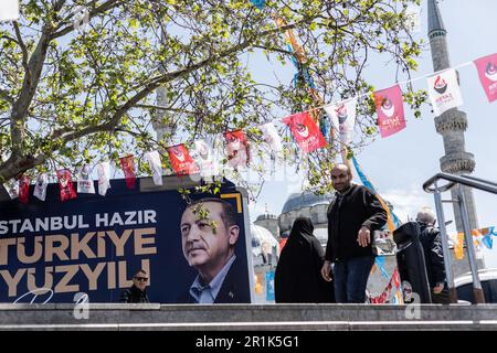 Istanbul, Turquie. 14th mai 2023. Les bannières électorales de Recep Tayyip Erdogan, président sortant et candidat de l'Alliance du peuple (AKP) à Eminonu, Istanbul, la veille des élections. Les élections présidentielles et législatives en Turquie ont commencé dimanche à 8 heures, heure locale. (Photo de Nicholas Muller/SOPA Images/Sipa USA) crédit: SIPA USA/Alay Live News Banque D'Images