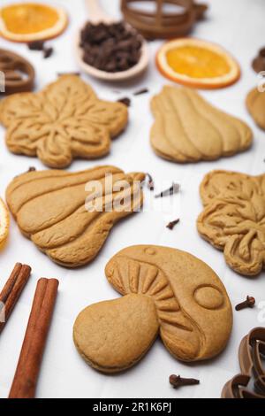 Différents cookies savoureux et épices sur table blanche, en gros plan Banque D'Images