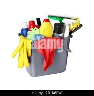 Seau gris et de nombreux produits de lavage de voiture différents sur fond blanc Banque D'Images