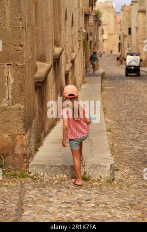 Rue des Chevaliers dans la ville médiévale de Rhodes. Les touristes marchent le long de la rue, après les résidences, la maison des chevaliers. Banque D'Images