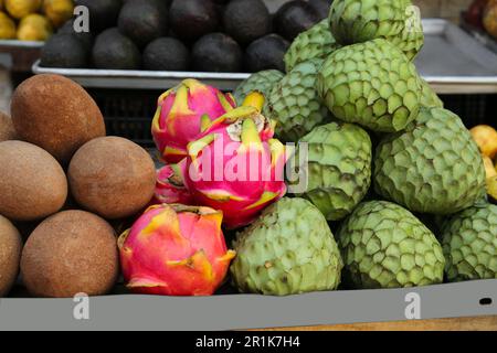 Chérimoya, sapodilla et fruit dragon sur le comptoir au marché Banque D'Images