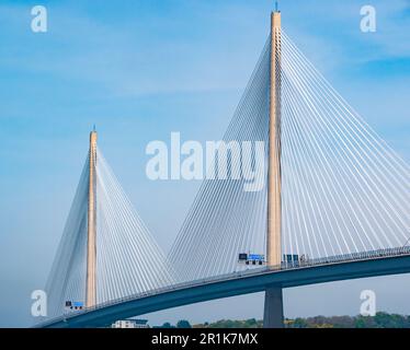 Vue sur les câbles, les tours et le pont de Queensferry traversant le pont routier, Écosse, Royaume-Uni Banque D'Images