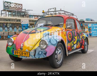 Scheveningen, pays-Bas, 14.05.2023 ans, Volkswagen 1200 Beetle haut en couleur de 1984 avec des symboles de paix au salon automobile classique d'Aircooler Banque D'Images