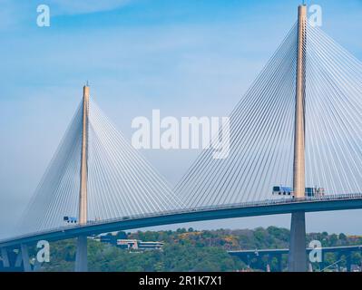 Vue sur les câbles, les tours et le pont de Queensferry traversant le pont routier, Écosse, Royaume-Uni Banque D'Images