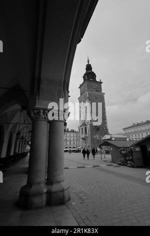 Image en noir et blanc de la tour de l'hôtel de ville et de l'arche de l'hôtel de toile, Cracovie, Pologne, Europe. Banque D'Images