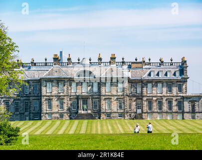 Vue sur le grand manoir Hopetoun House dans le parc de campagne avec pelouse, Écosse, Royaume-Uni Banque D'Images